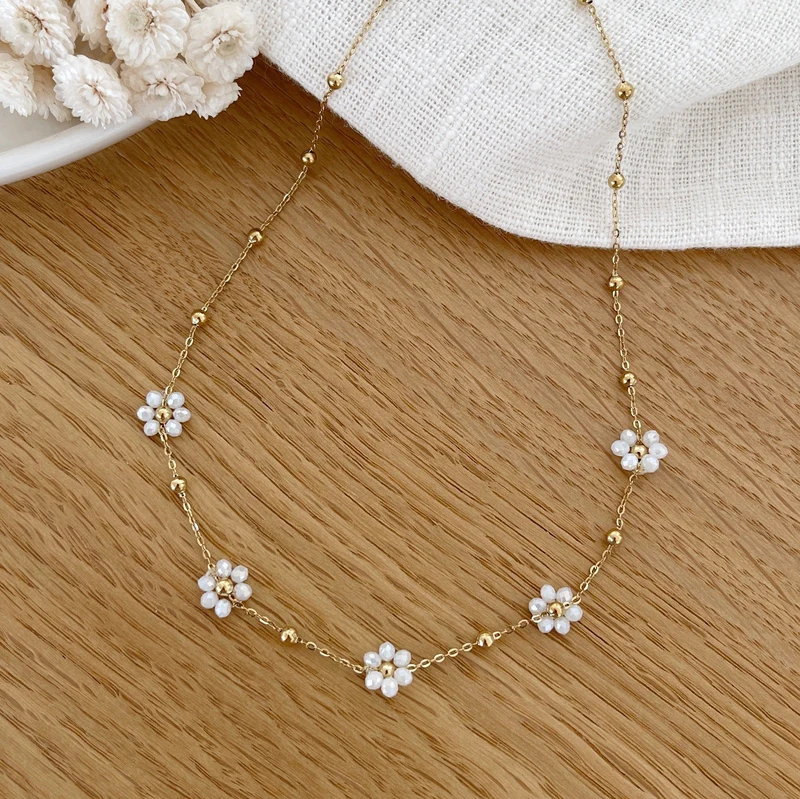 Collier fin fleur blanche chaine dorée