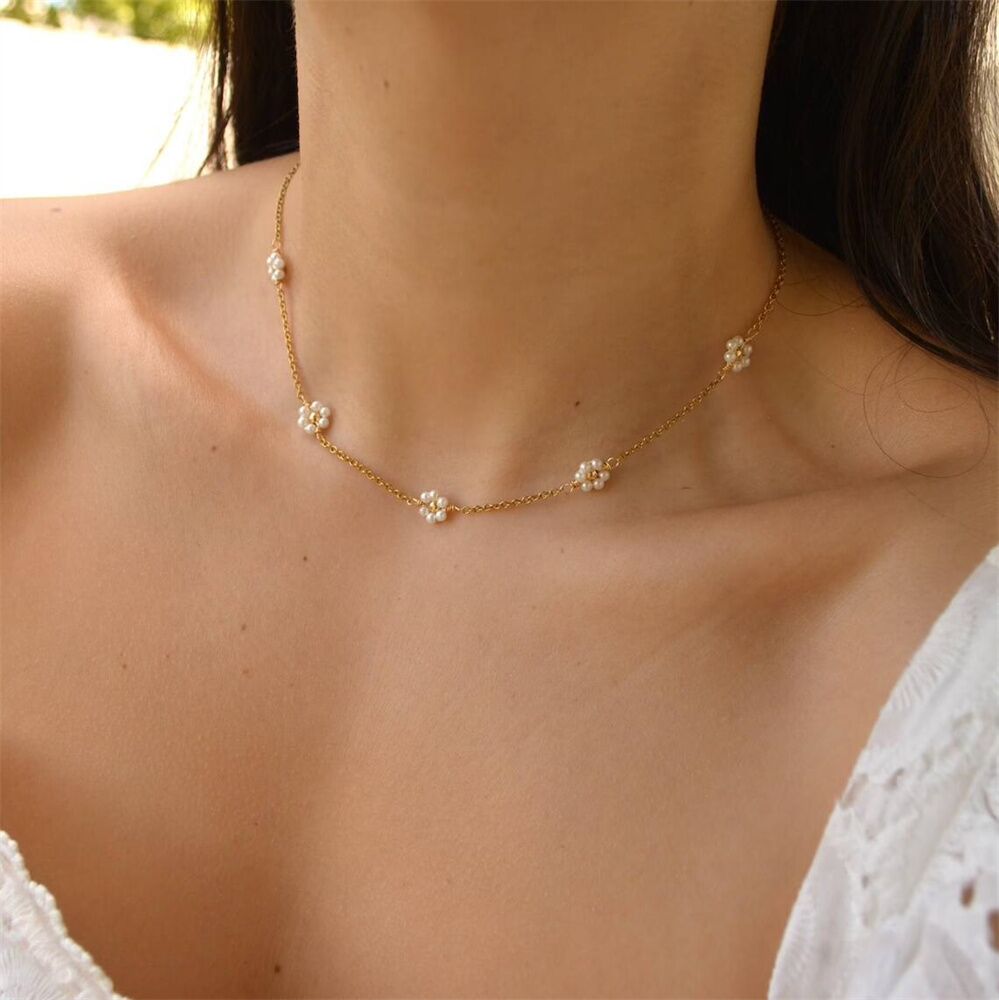 collier fleur blanc ras du coup