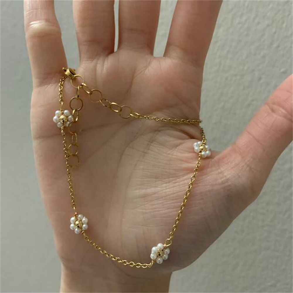 collier blanc fleur ras du coup