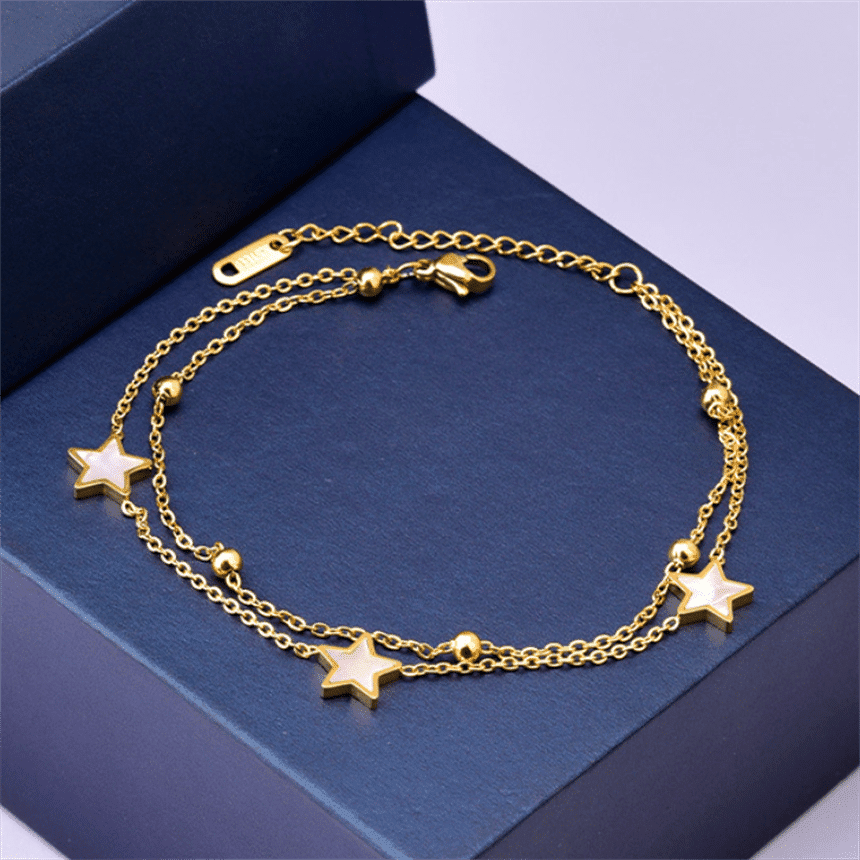 Un Bracelet de Cheville Étoile en Acier Inoxydable dans une boîte.