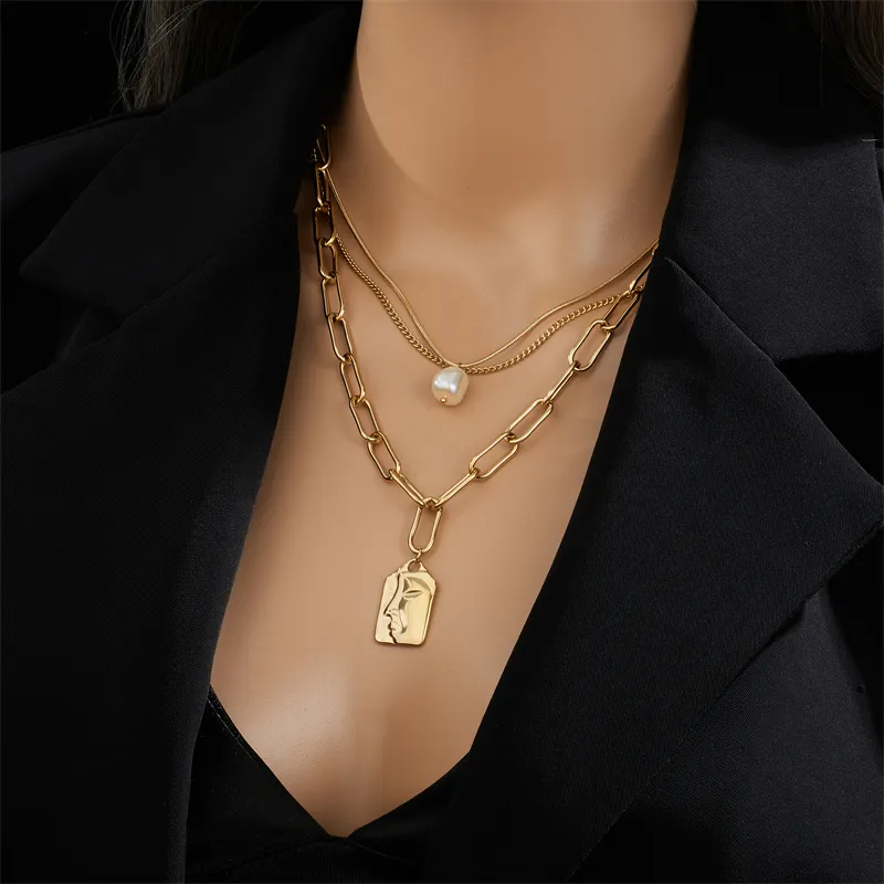 Un mannequin portant un Collier Multirang en Acier Inoxydable Doré avec Pendentif Carré.