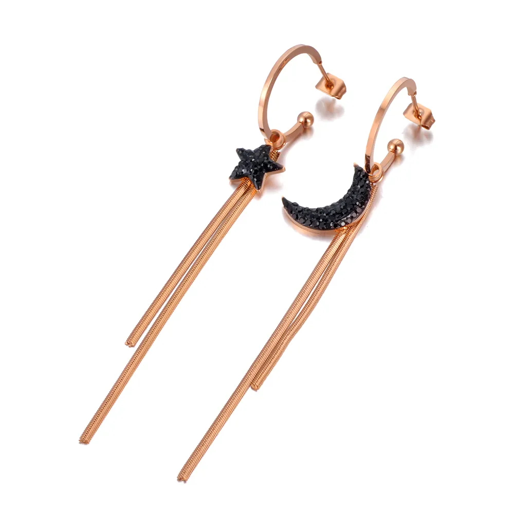 Une paire de boucles d'oreilles avec une étoile et un croissant.