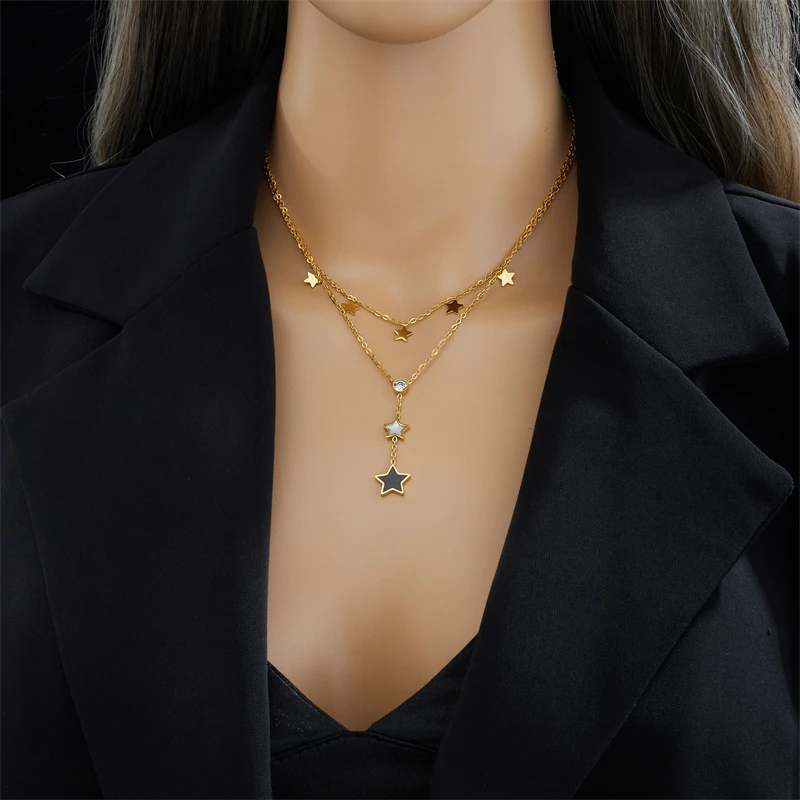 Un mannequin portant une veste noire et un collier doré orné d'un Collier Double rang Doré avec Pendentif Étoile.