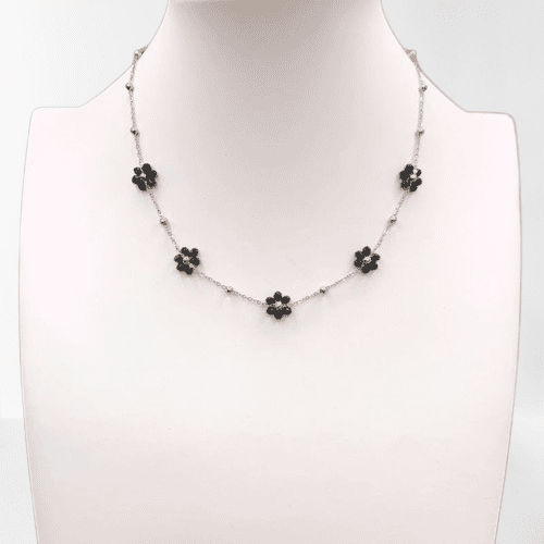 Un collier bijoux avec des perles noires et dorées en acier inoxydable.