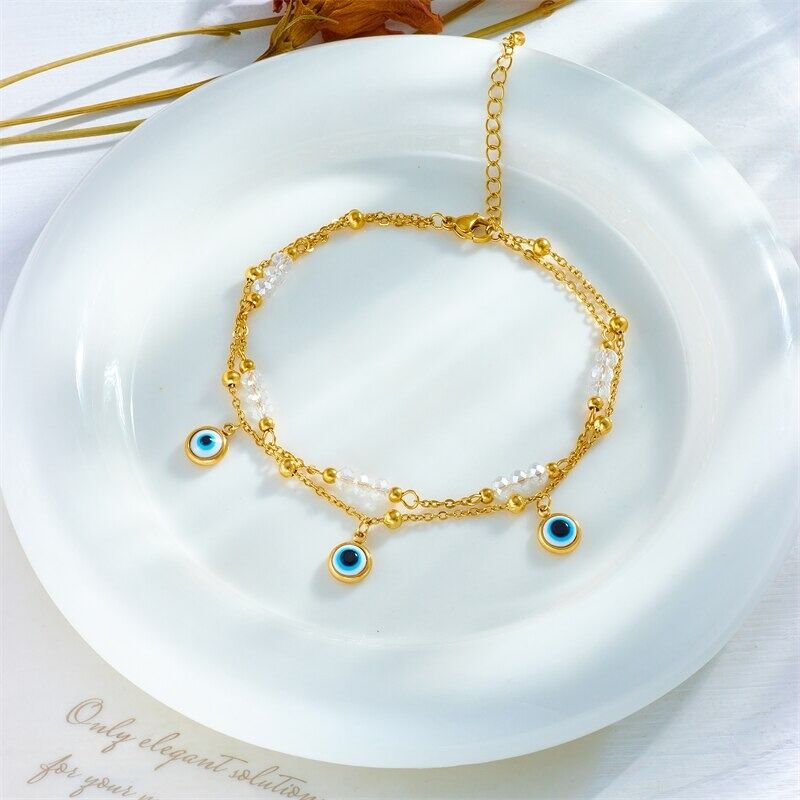 Une plaque à bijoux avec un Bracelet de cheville œil bijoux bleu dessus.