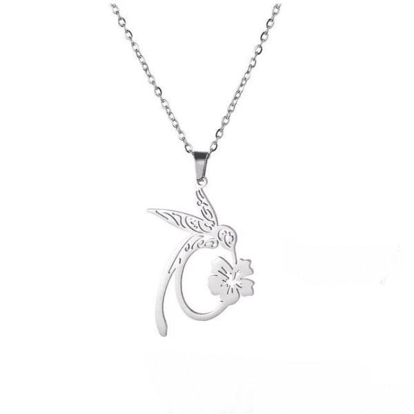 Un élégant Collier Colibri Élégance en Acier Inoxydable Argent avec un pendentif colibri en acier inoxydable.