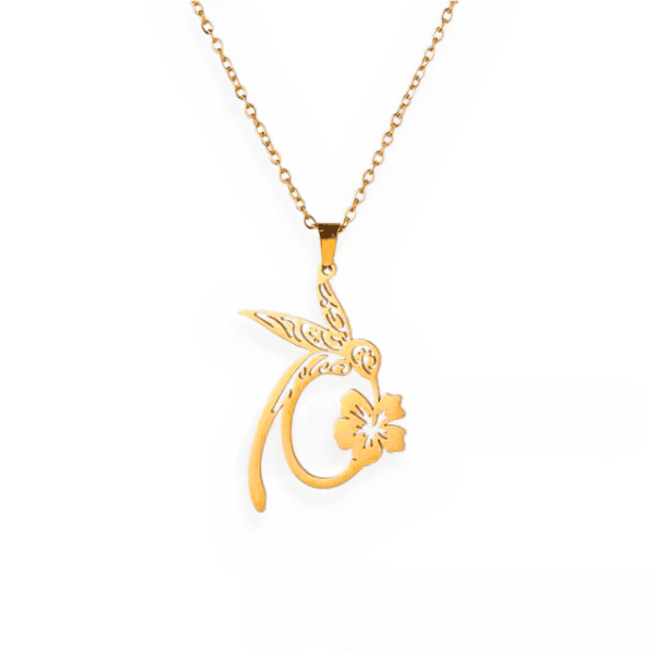 Un élégant pendentif Collier Colibri Élégance en Acier Inoxydable doré sur une chaîne en acier inoxydable.