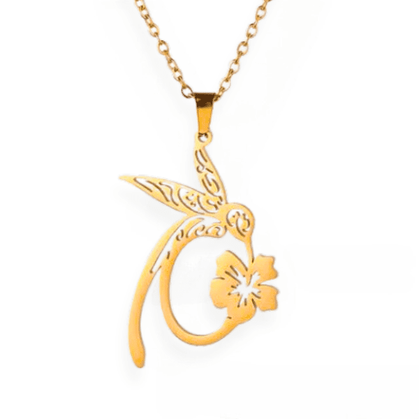 Un élégant Collier Colibri Élégance en Acier Inoxydable en or avec un accent floral.