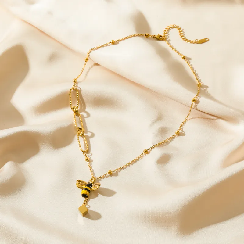 Un collier pendentif Abeille en Acier Inoxydable Doré.