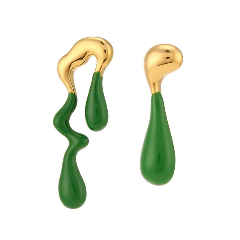 Une paire de boucles d'oreilles dégoulinantes vertes et dorées.