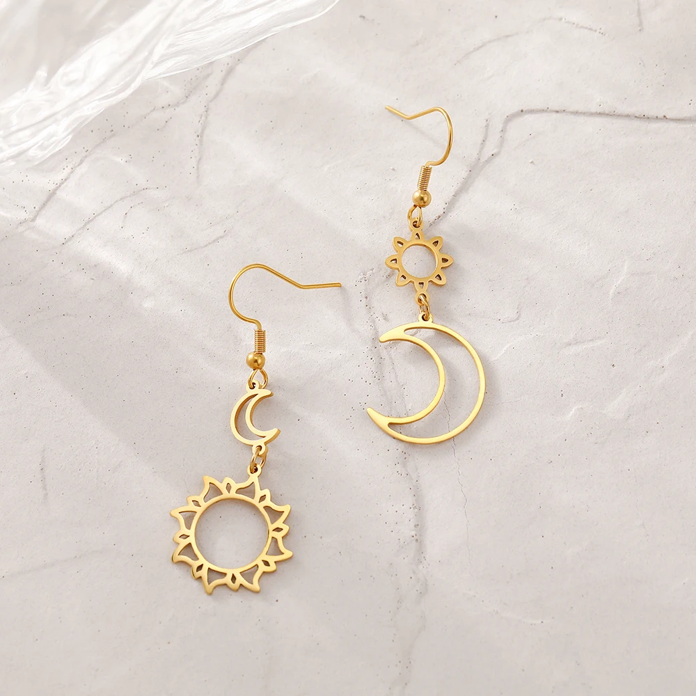 Une paire de boucles d'oreilles plaquées or avec un soleil et une lune.