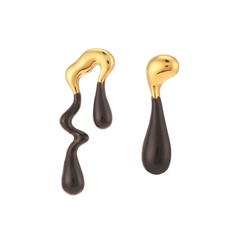 Une paire de boucles d'oreilles tendance Boucle d'Oreille Design Asymétrique Tendance au design asymétrique noir et doré.