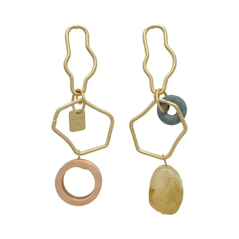 Une paire de Boucle d'Oreille Dépareillée plaquées or avec des pierres multicolores.