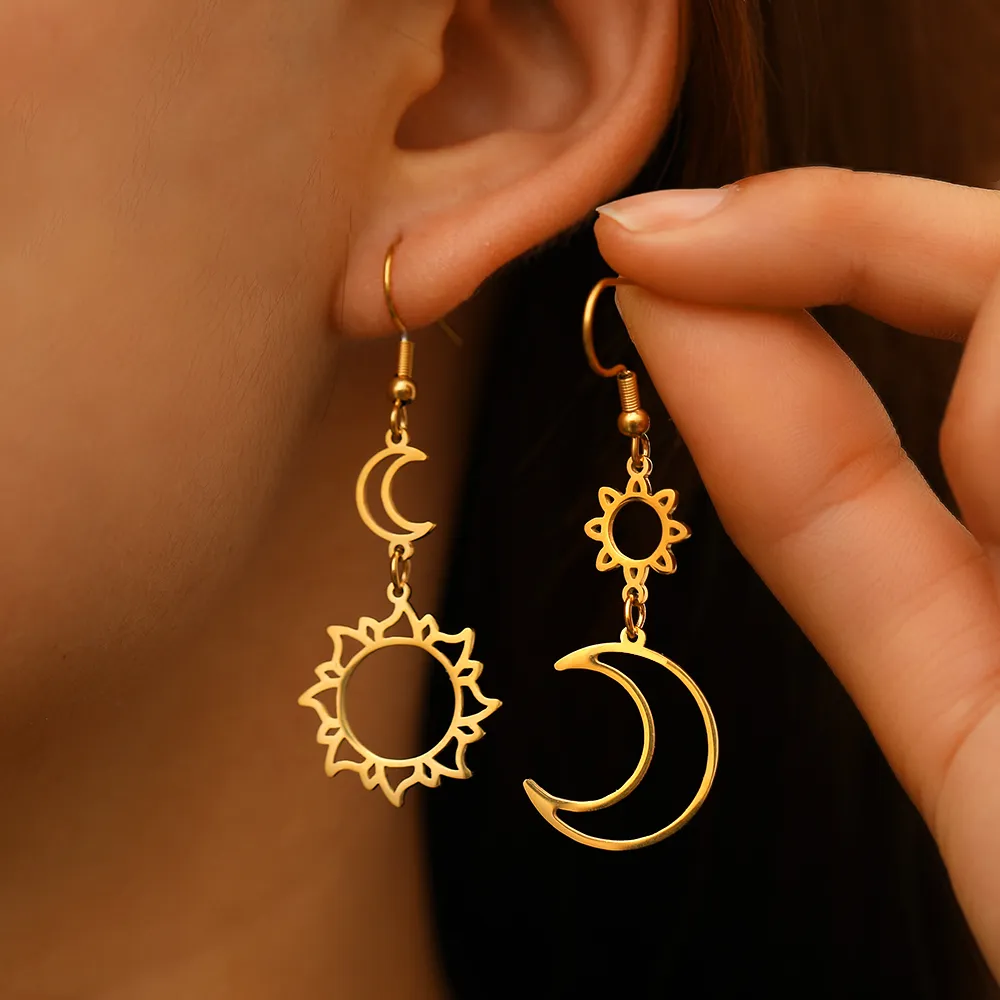 Une femme portant une paire de Boucle d'Oreille asymétrique tendance Lune Soleil Asymétrique.