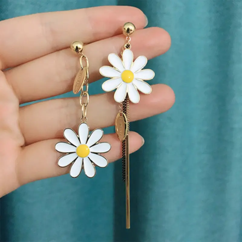 Boucle d'Oreille Asymétrique fleur Daisy.