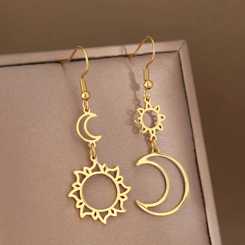 Une paire de Boucle d'Oreille Lune Soleil Asymétrique plaquée or.