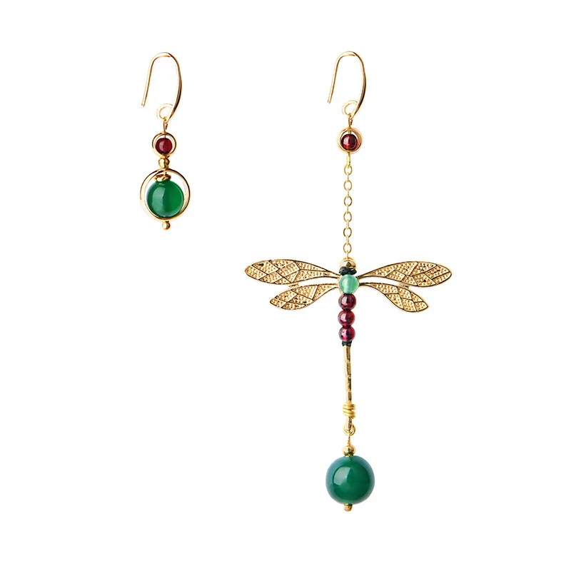 LYRA Boucles d'oreilles asymétriques libellule dorée agate verte : l'une avec une perle d'agate verte verte et crochet doré, et l'autre en forme de libellule avec des ailes dorées, des perles rouges et une perle verte au bout.